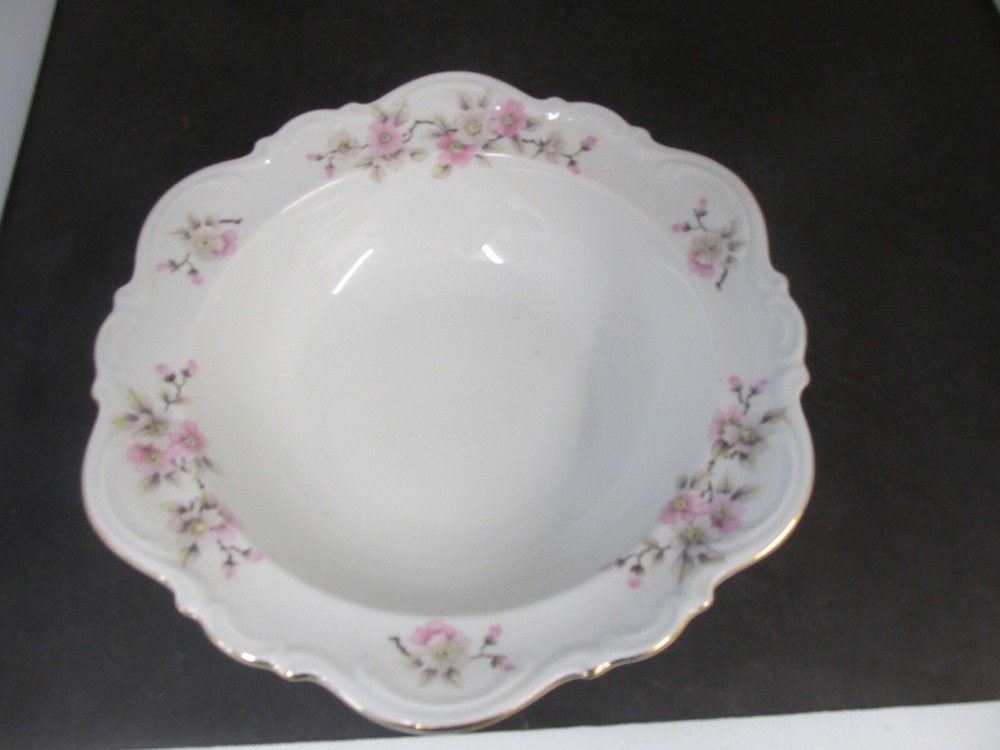 PATTERN SPRINGTIME BY MITTERTEICH ONE 9 1/2 INCH VEGETABLE BOWL MINT
