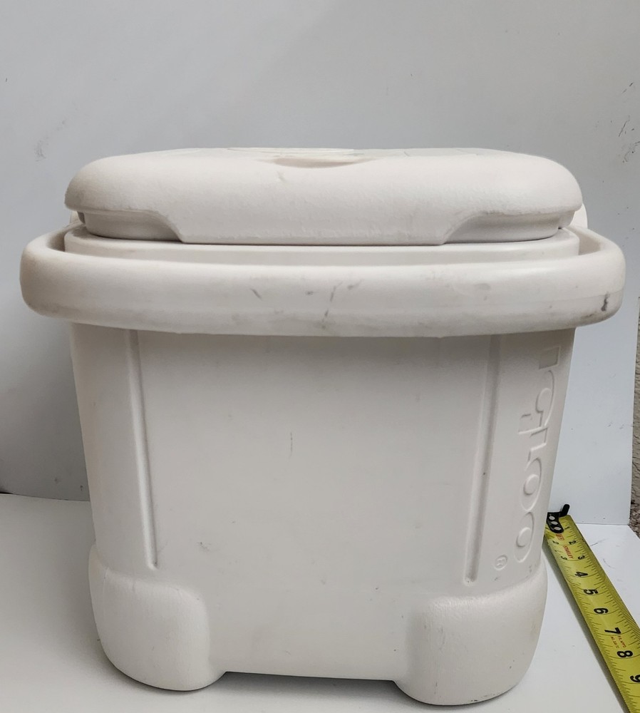 Igloo Ice Cube 12 Quart 14 Can Plastic Cooler With Top Compartment and Handle