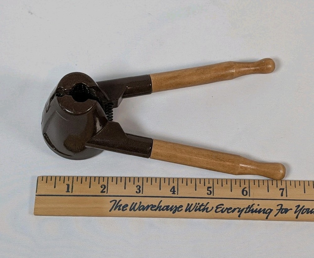 Walnut Nut Cracker Tool Stainless Steel Nutcracker With Wooden Handle