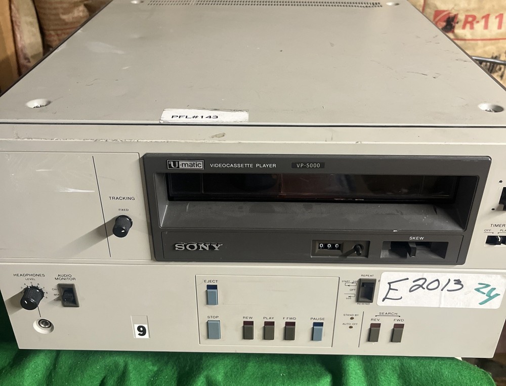 Sony VP-5000 U-Matic Professional 3/4" Video Cassette Player Powers On. Untested