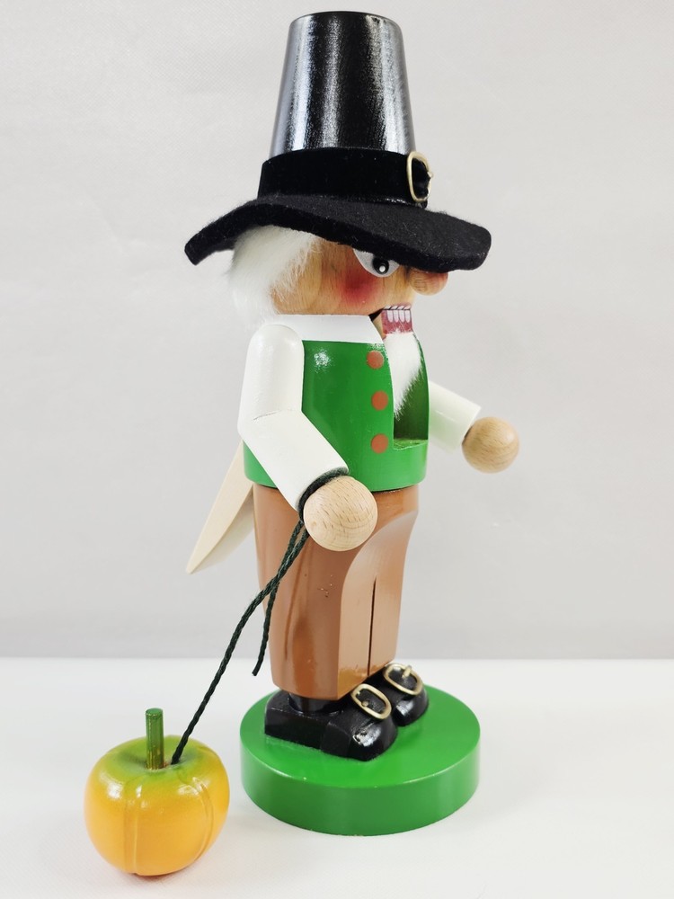 Steinbach German Chubby Pilgrim Carrying Pumpkins 12" Nutcracker Missing Pumpkin