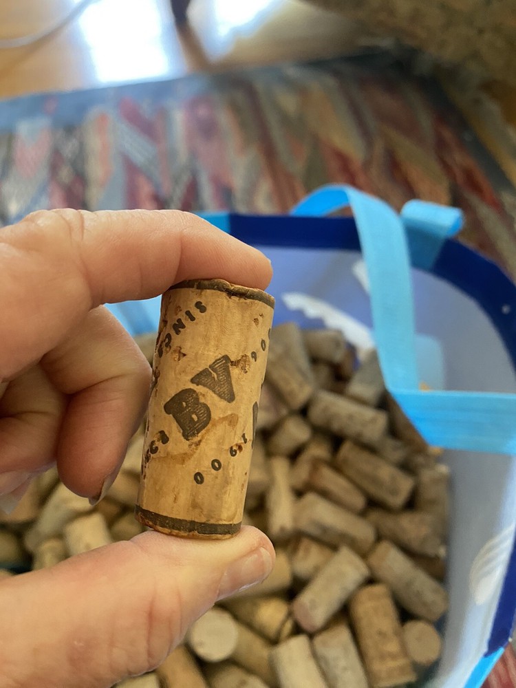 600 used natural wine corks