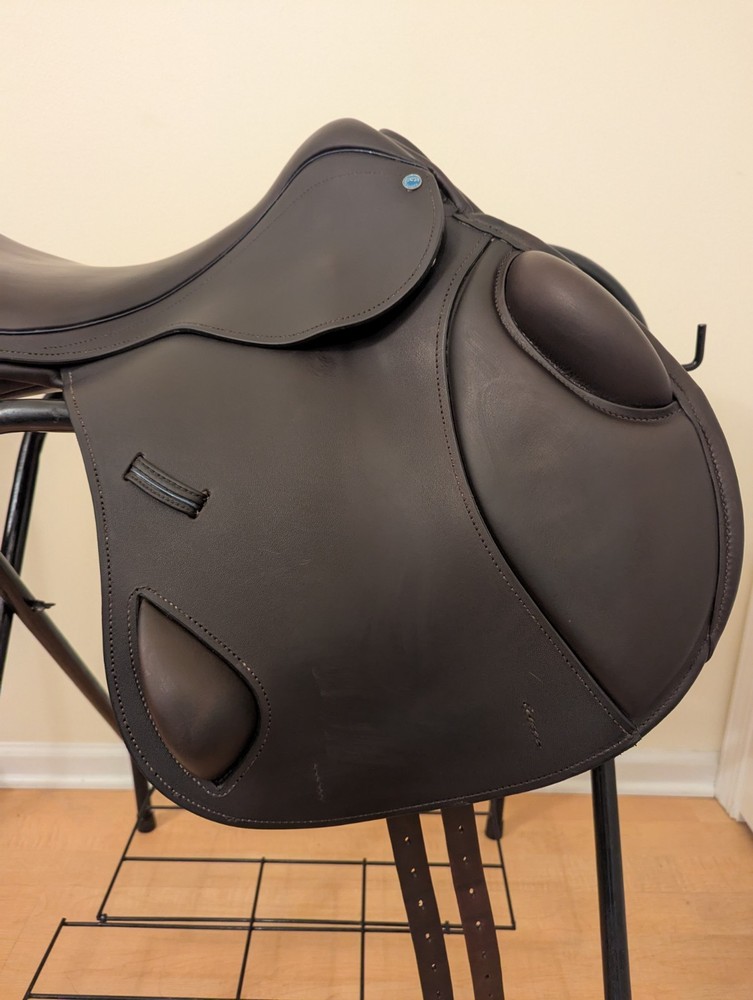 17.5" 2023 County Xcelerator Jump Saddle, N Tree - wool flocked