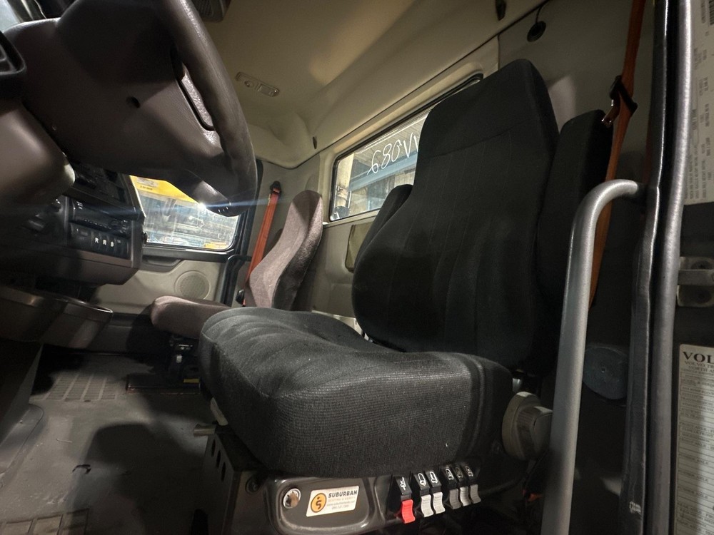 Volvo VNL BLACK CLOTH Air Ride Seat - Used