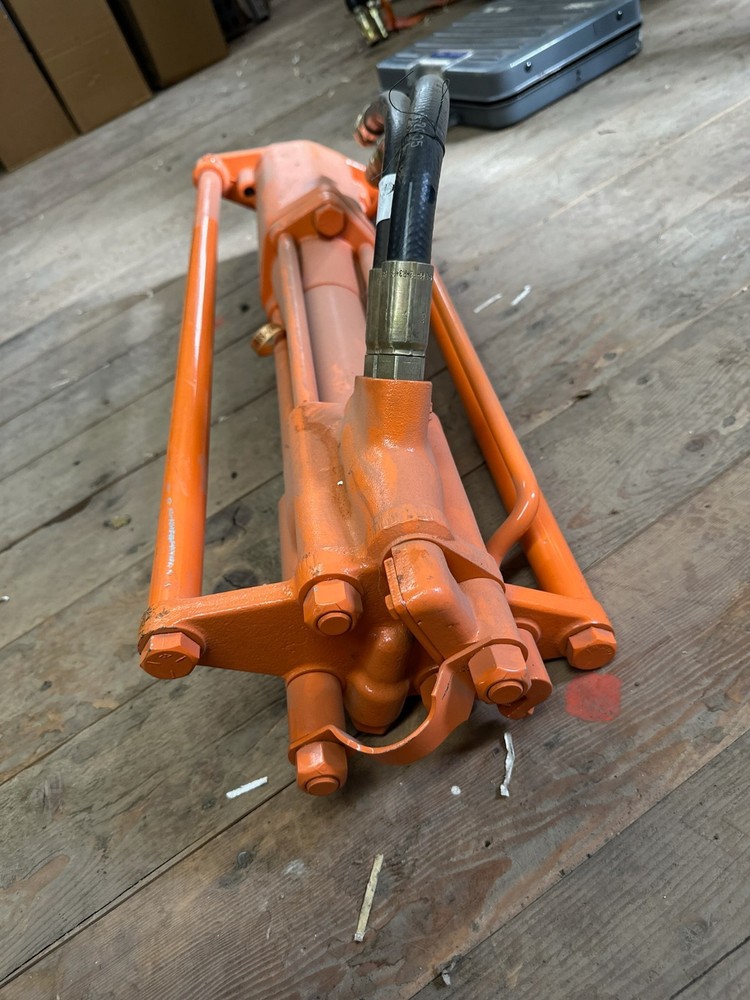 Kubota V6270 Hydraulic Post Driver