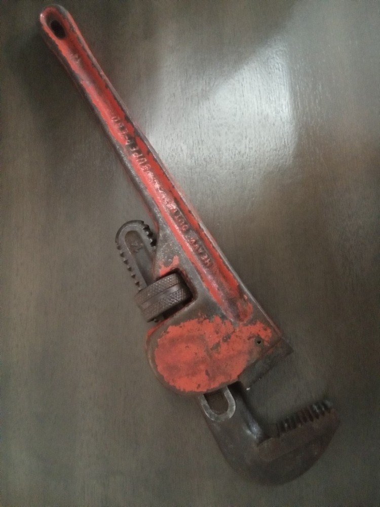 VINTAGE 14" IRON PIPE WRENCH PRE-OWNED
