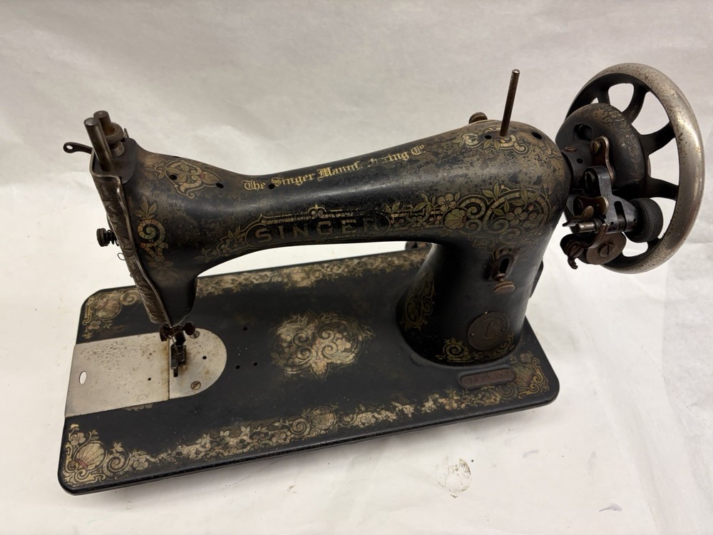 ANTIQUE SINGER SEWING MACHINE