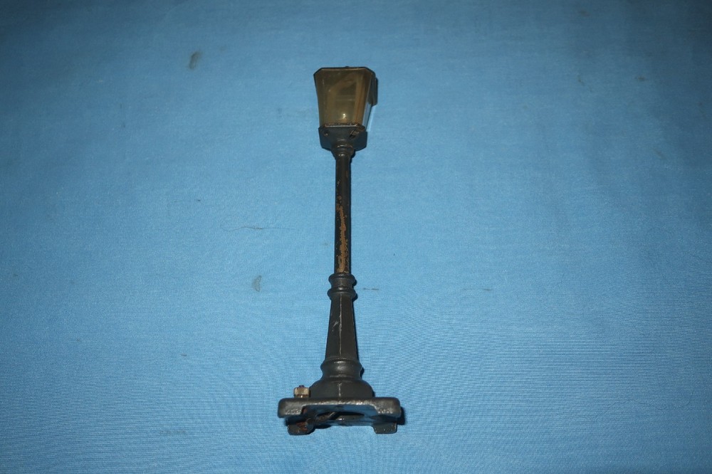 Lionel #56 Street Light Lamp Post. Working