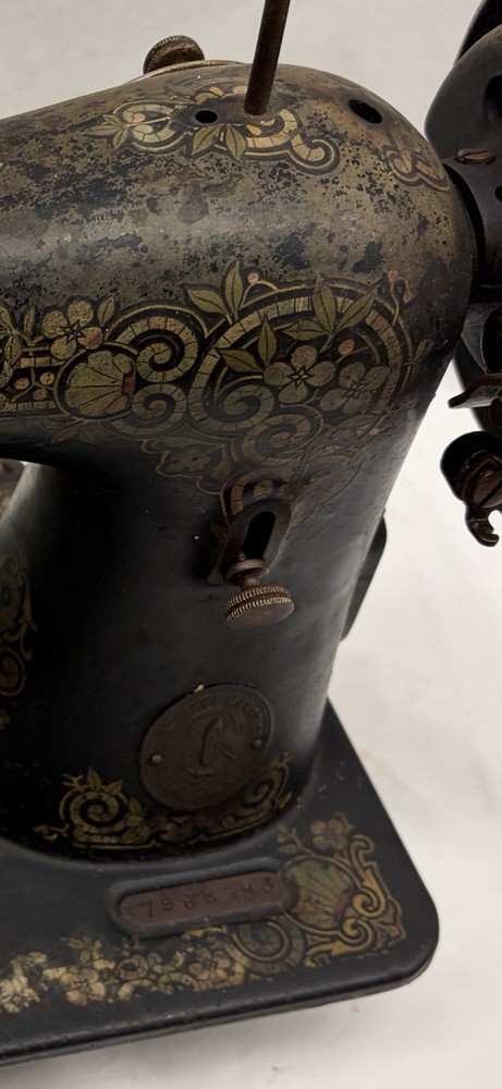 ANTIQUE SINGER SEWING MACHINE