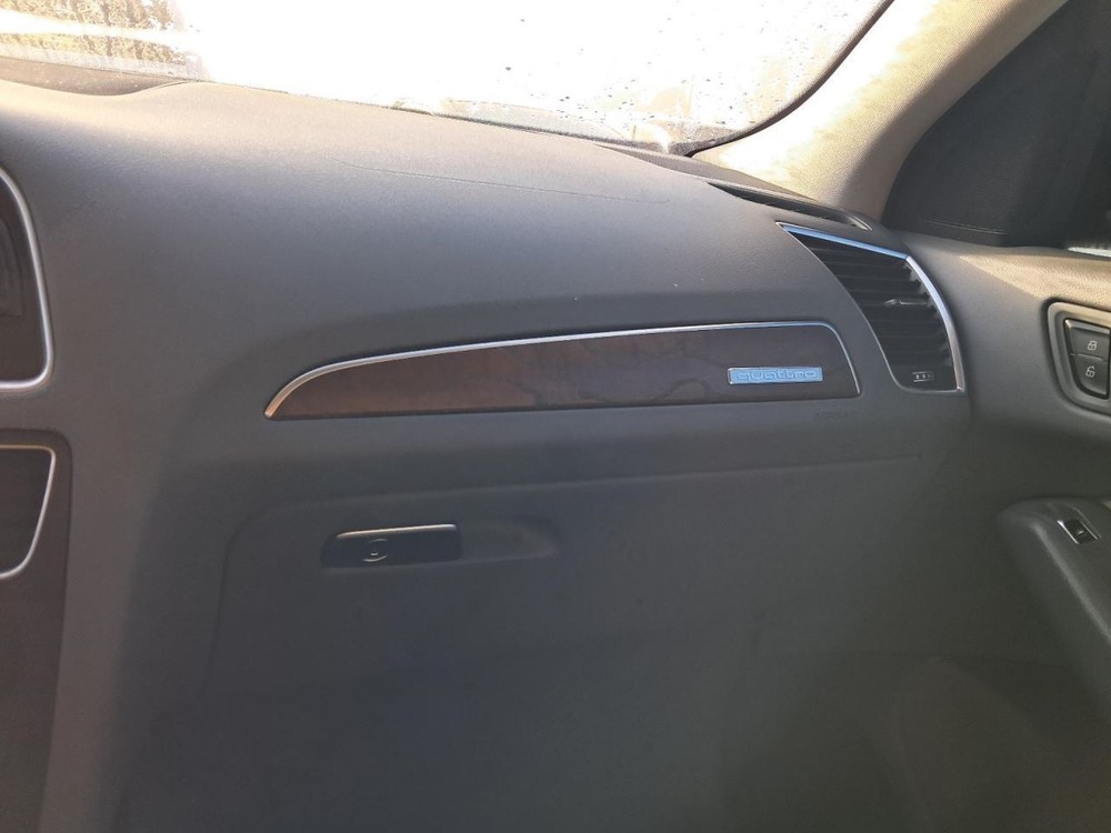 Q5        2015 Glove Box 4871729