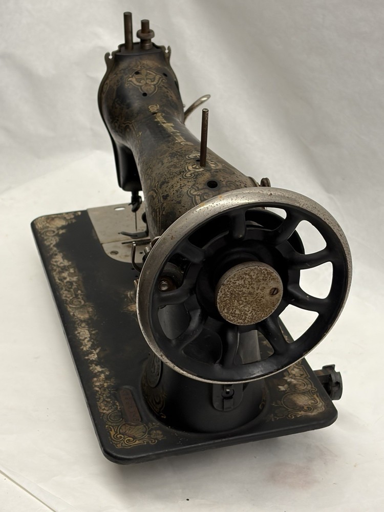 ANTIQUE SINGER SEWING MACHINE