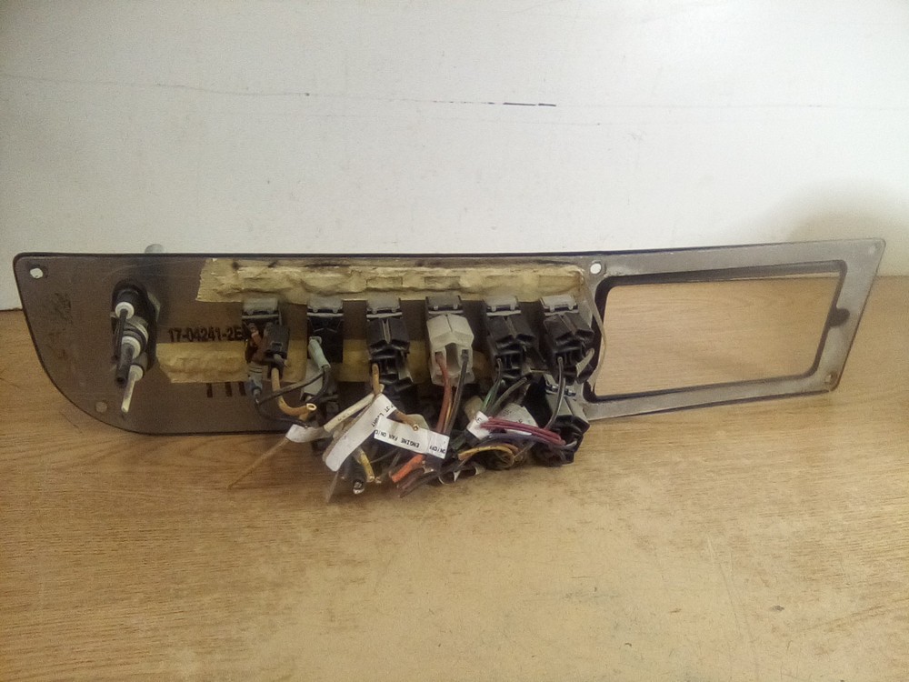 Peterbilt 387 17-04241-2E00 Dash Switch Panel