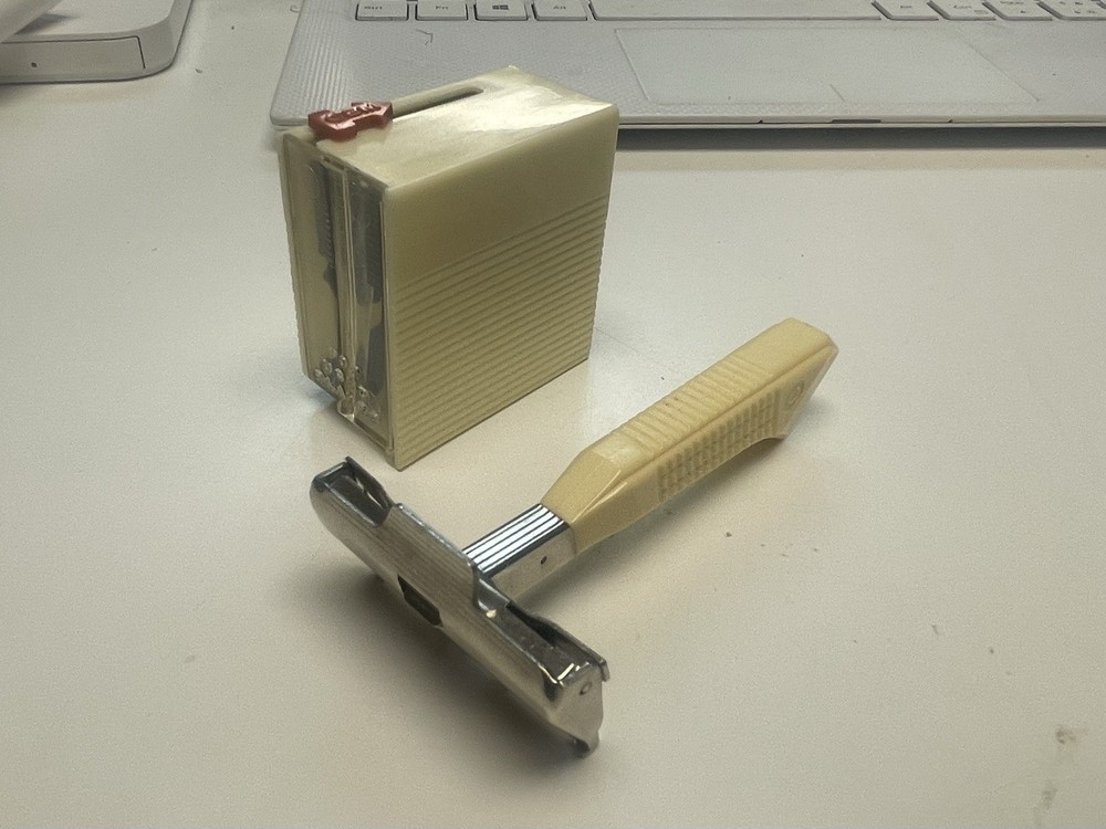Gem Featherweight Razor w/ Refills
