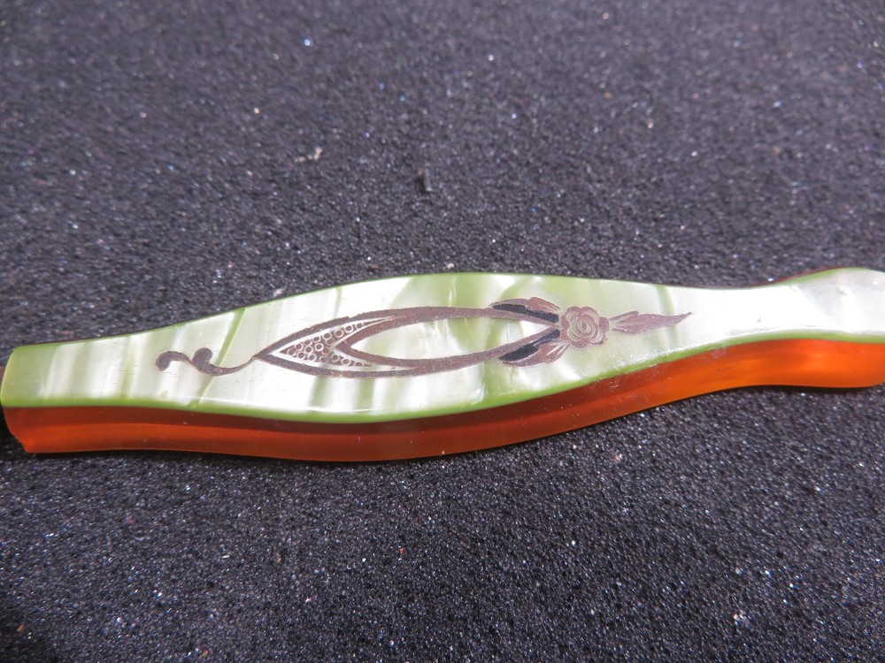 Antique 1930s Bakelite Crochet Hook with Flower Pattern 7"