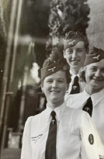 WW II - German  Photo -- -    Army Intelligence Assitants