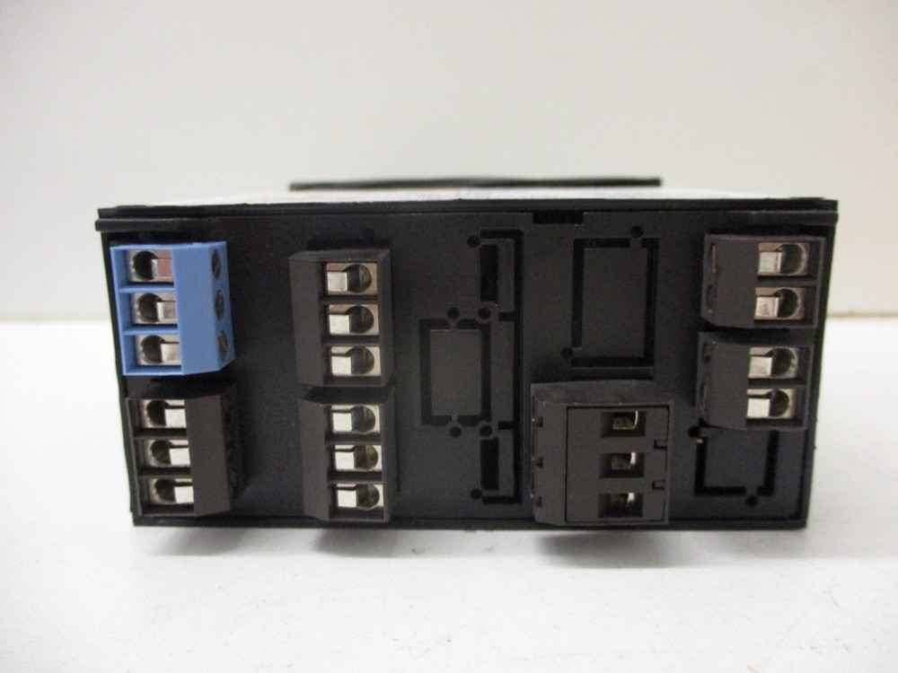 *NEW* YOKOGAWA 820-11-0-JF DIGITAL TEMPERATURE PANEL METER