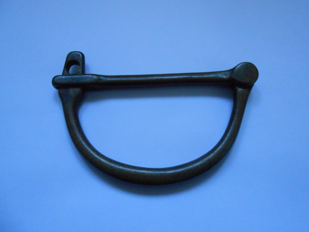 ww1 - ww2  brass  heavy    kit bag securing D ring
