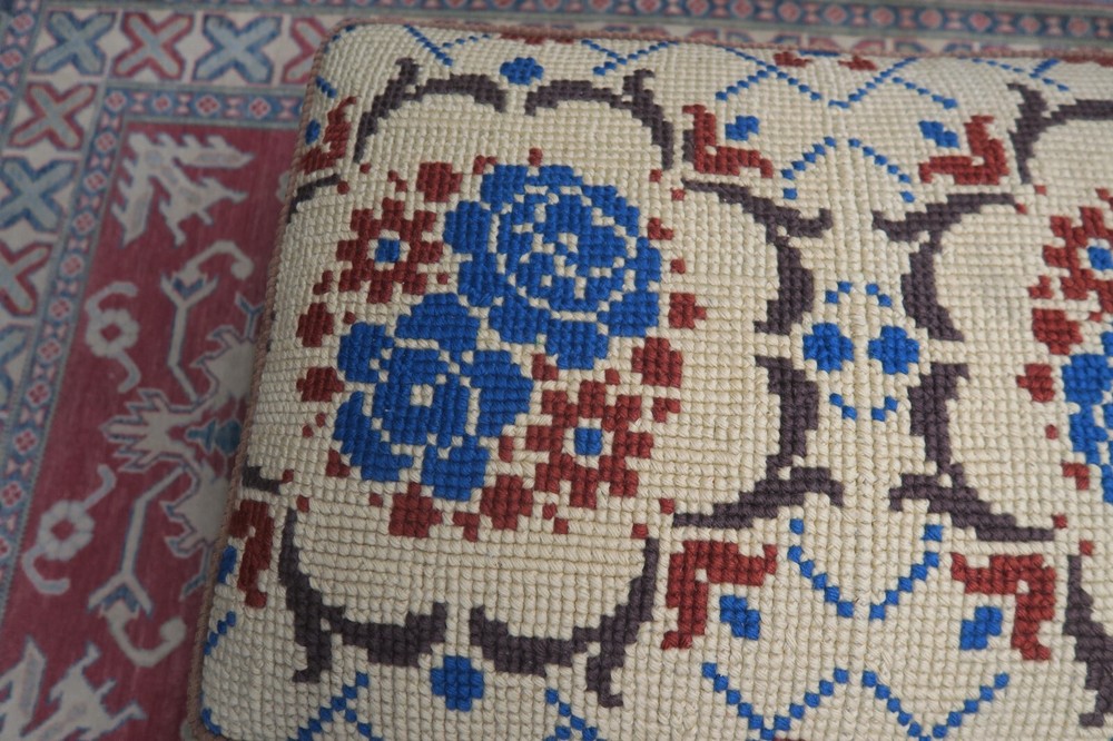 Handmade Needlepoint Wood Frame Leg Soderquist Decorators Ottoman Stool 18"x26"