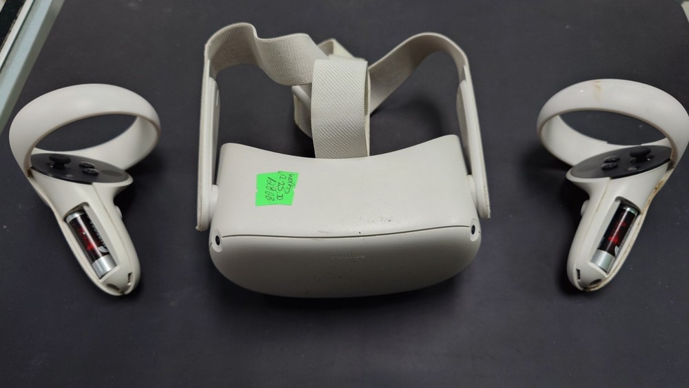 Meta Oculus Quest 2  LOT!  Read!