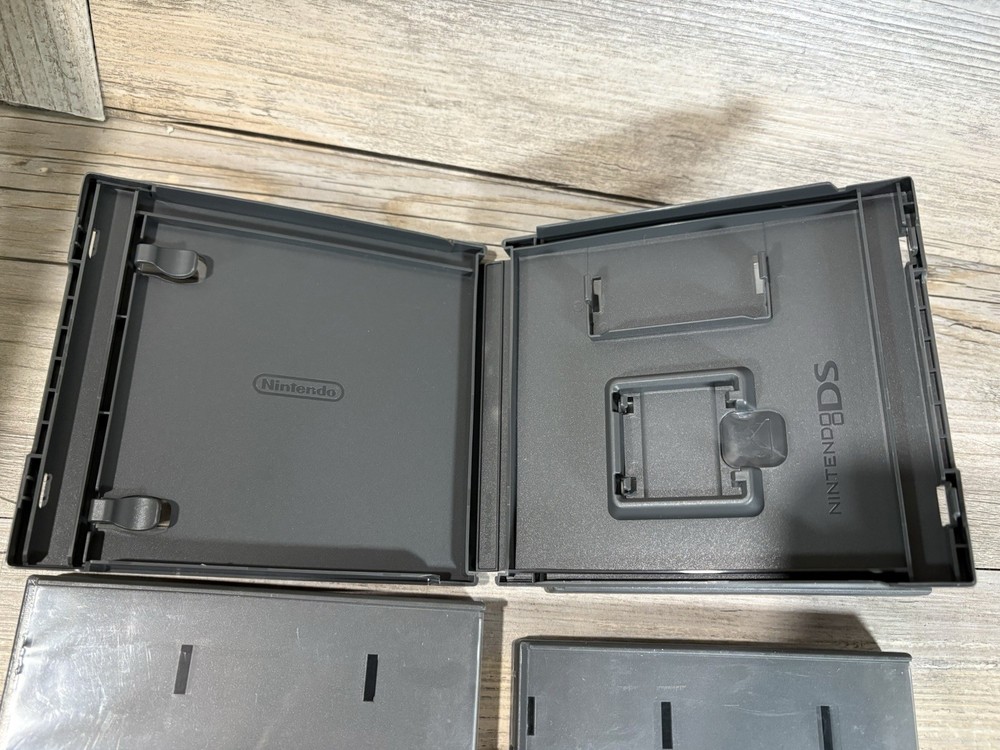 AUTHENTIC Lot of 4 Nintendo Branded Empty Replacement DS Cases
