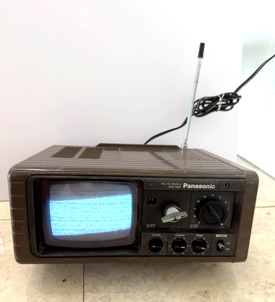 VINTAGE PANASONIC SOLID STATE PORTABLE TELEVISION TR-525