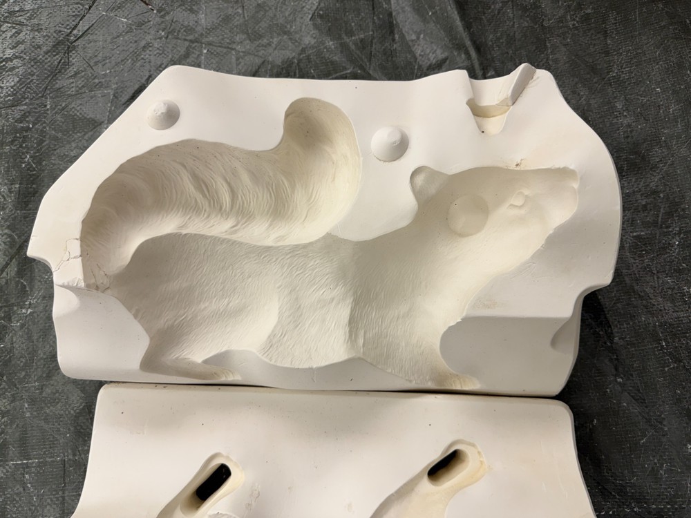 VINTAGE SCIOTO CERAMIC MOLD #S-2075 CLIMBING SQUIRREL