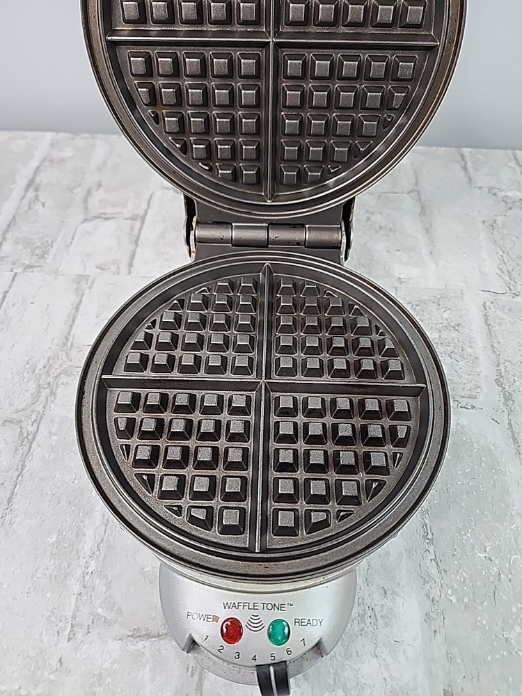 VillaWare Nonstick Waffle Maker 2004 Uno Classic 7'' Round Tested & Working