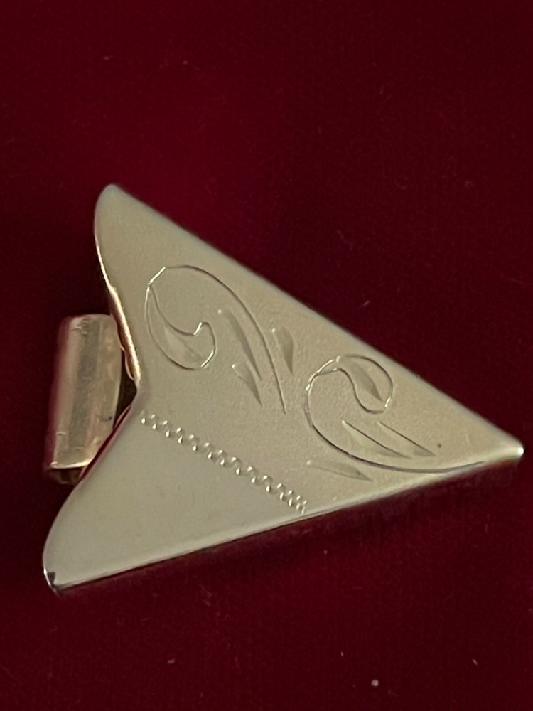 Single Gold Tone Collar Clip Swirl Engraved