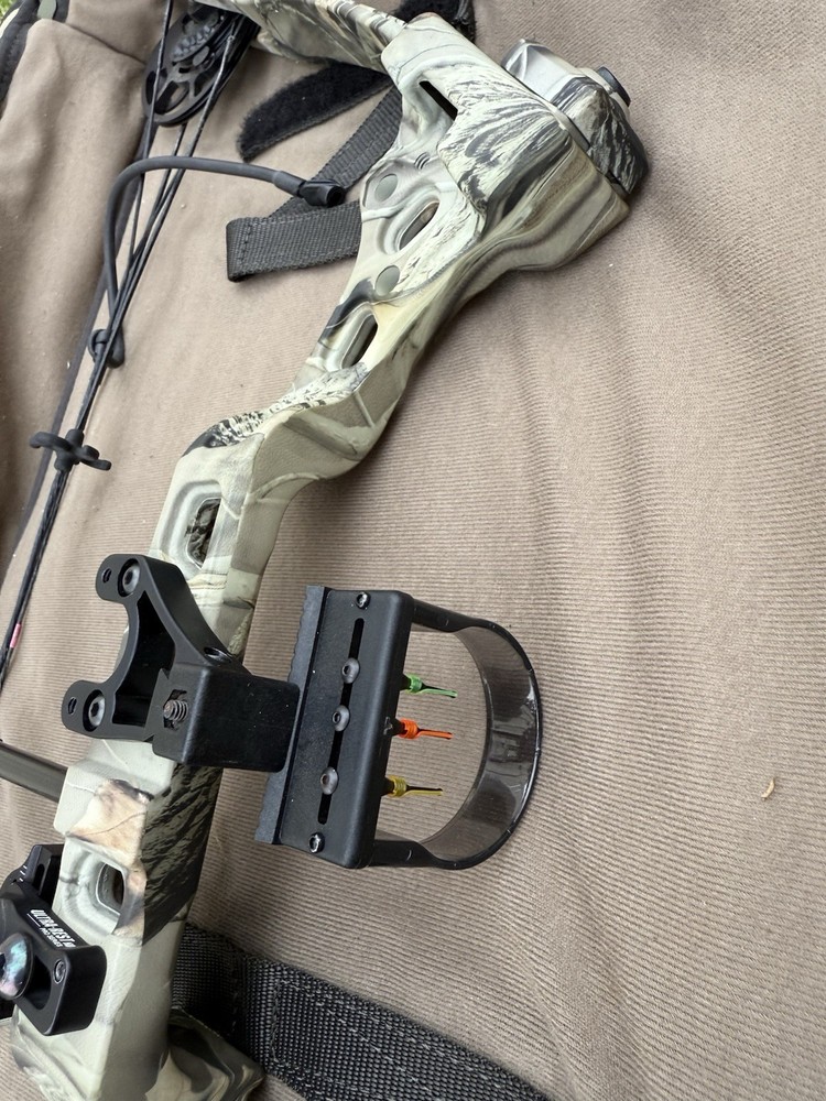 Bowtech Diamond Razor Edge Compound Bow - 60 Pounds RH. With Soft Case +