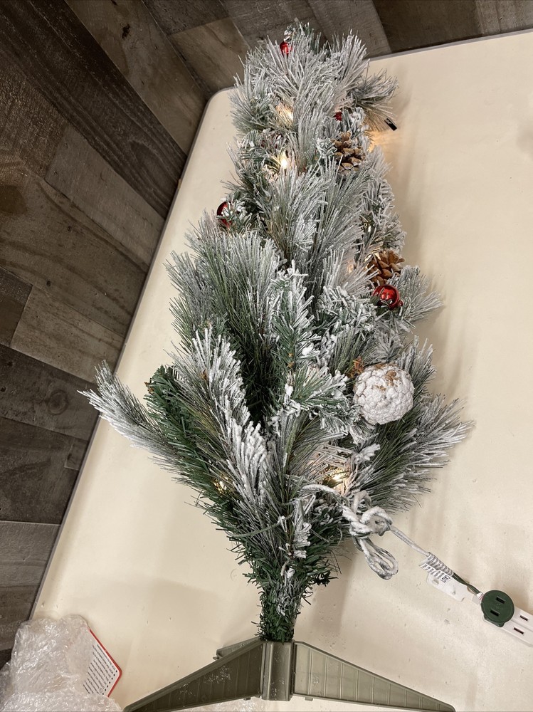 green & lightly flocked chritstmas tree 3 feet