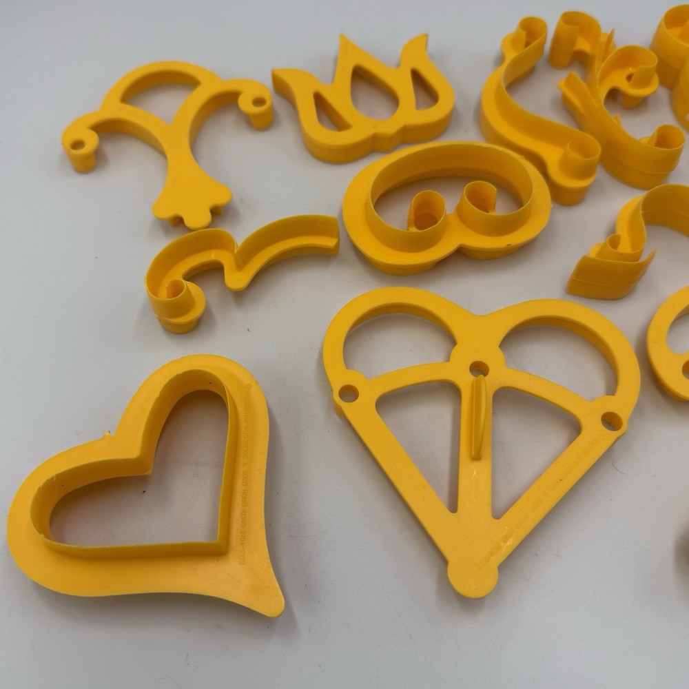 Vtg Yellow Wilton Cake Decorating Tools Pattern Presses (15 Pcs.) 1983