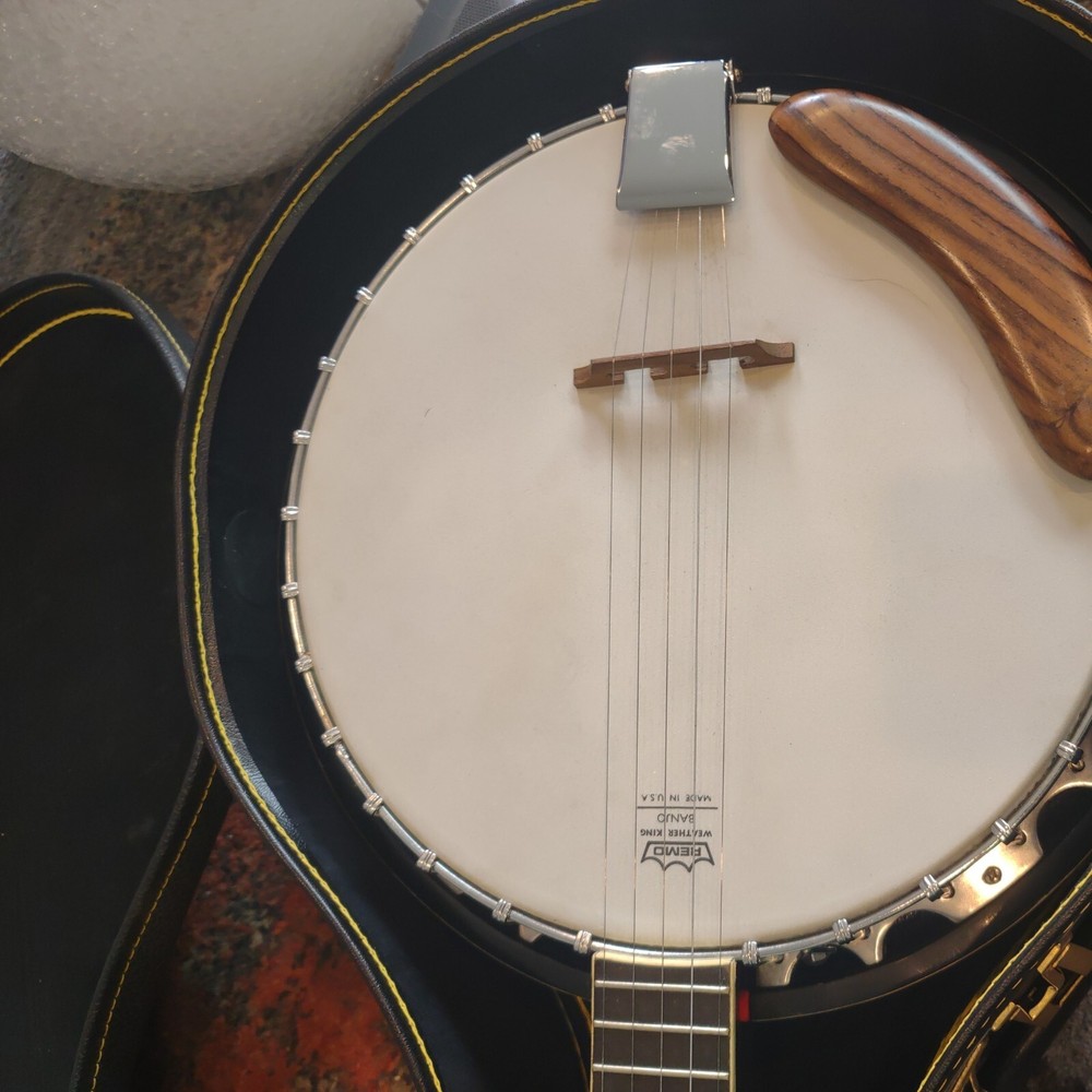 Vintage 5 string Globel banjo with fiber case