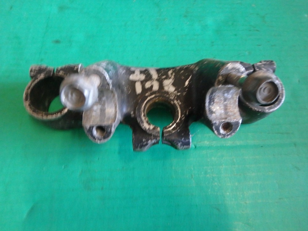 Yamaha IT175 1981  triple clamp tree upper