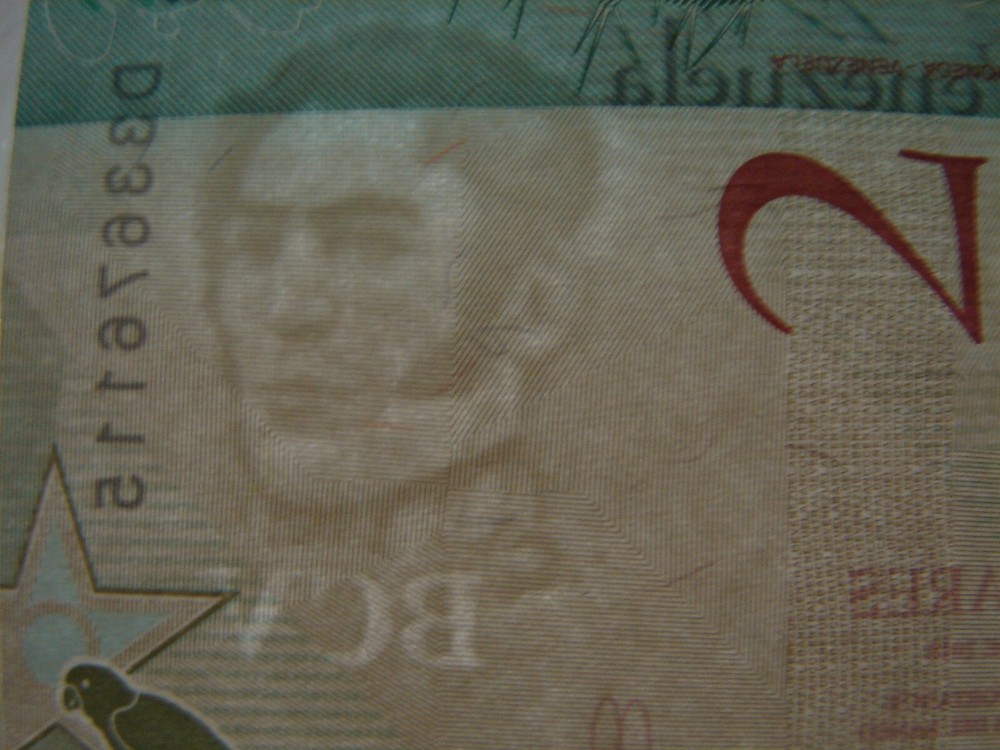 VENEZUELA BOLIVARES --- 3 DIFFERENT CRISP UNCIRCULATED NOTES