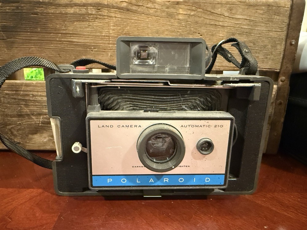Polaroid Automatic 210 Land Camera Untested