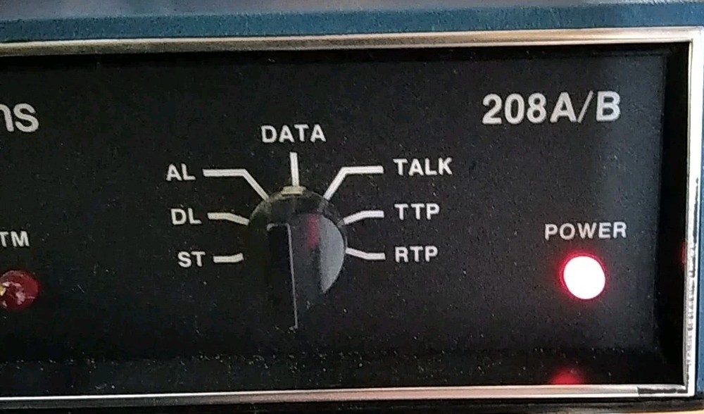 Vintage MOTOROLA 208 A/B MB UDS UNIVERSAL DATA SYSTEMS Powers On