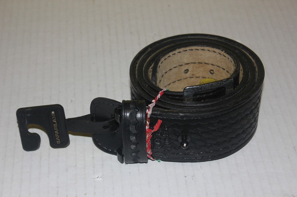 SAFARILAND BELT LEATHER. READ THE DESCRIPTION.