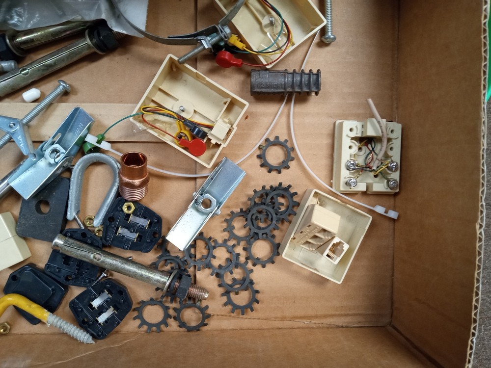HUGE LOT MISCELLANEOS HARDWARE,ROUTER BITS,TAPPING BITS,NUTS, BOLTS,WASHERS ++++