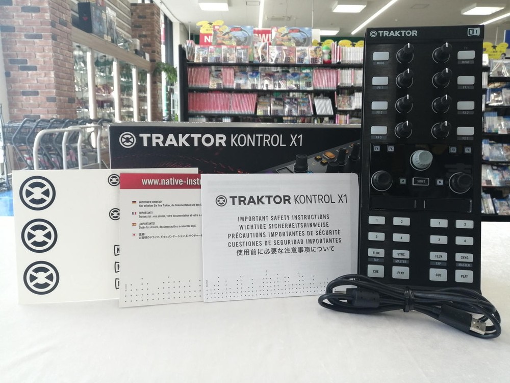 NATIVE INSTRUMENTS TRAKTOR KONTROL X1 Effects Controller w/ Accessories MG01 5.5