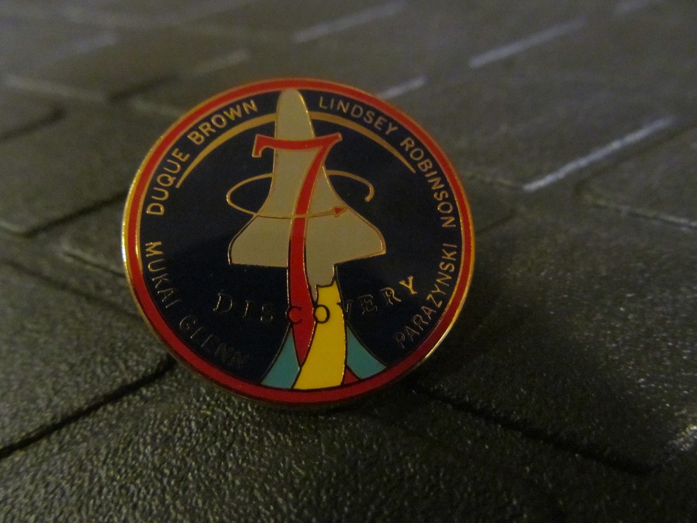 SHUTTLE DISCOVERY 7  STS-95  JOHN GLENN 1 INCH  LAPEL PIN