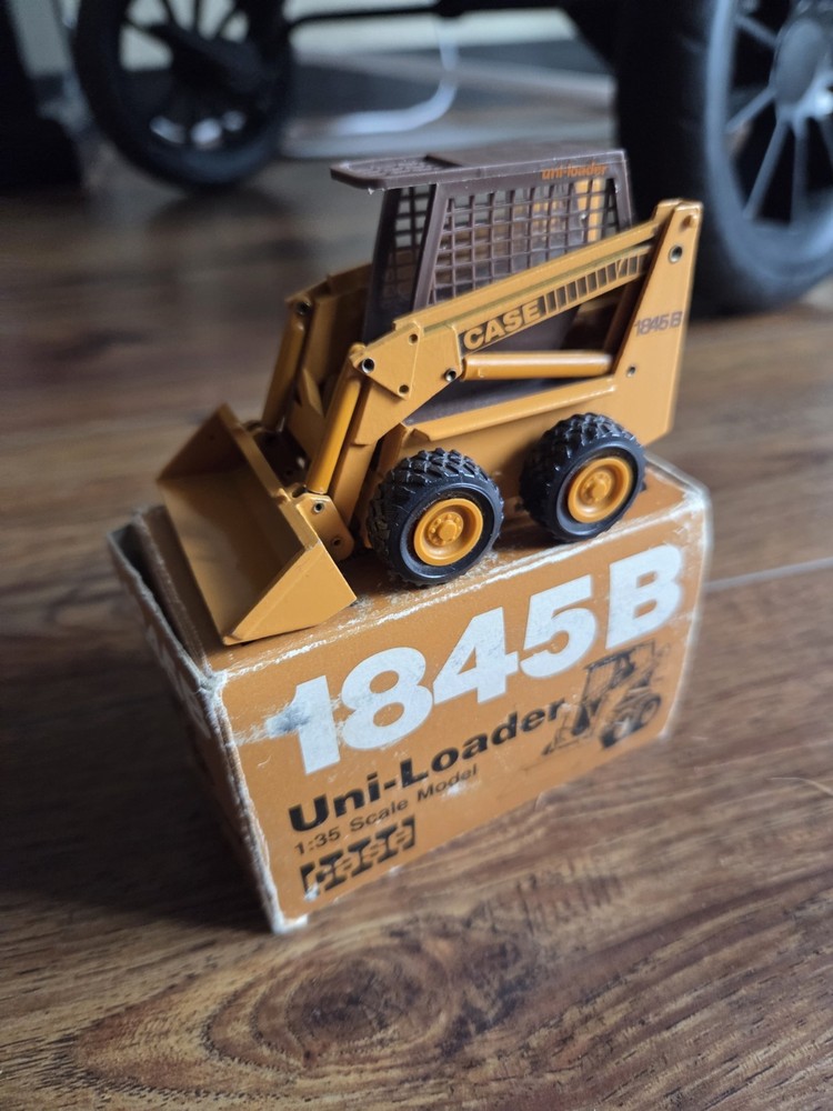 Case 1845B Model 1:35 Scale Uni-loader With Box