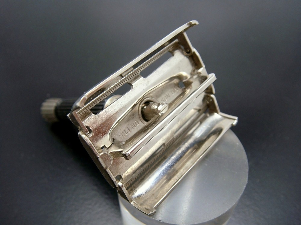 Vintage Gillette Black Short Handle Super Speed Razor & Blade W4 Code