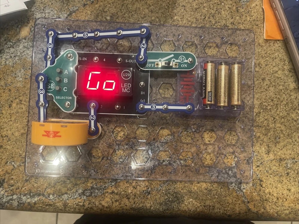 Snap Circuits Arcade 200 Projects Build Electronic Explore Partial Kit STEM READ