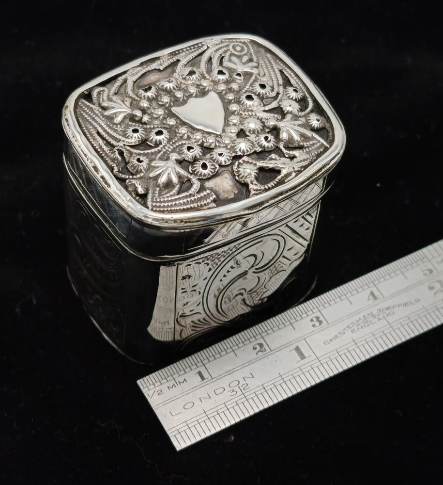 19th Century Dutch Loderein Scent Snuff Solid Silver Repousse Hinged Lid Box