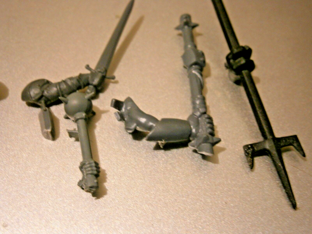 Warhammer various weapons-in-hands bits x9 pieces