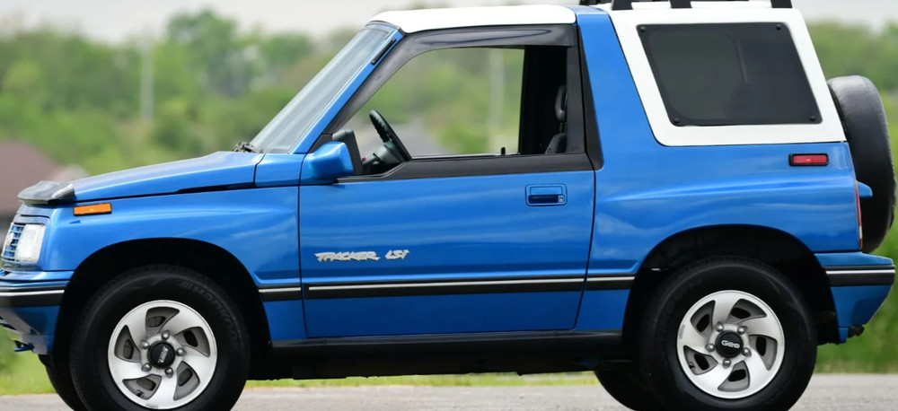 GEO TRACKER CIRCA '93 EMBLEM 77821-62A10 (6789}