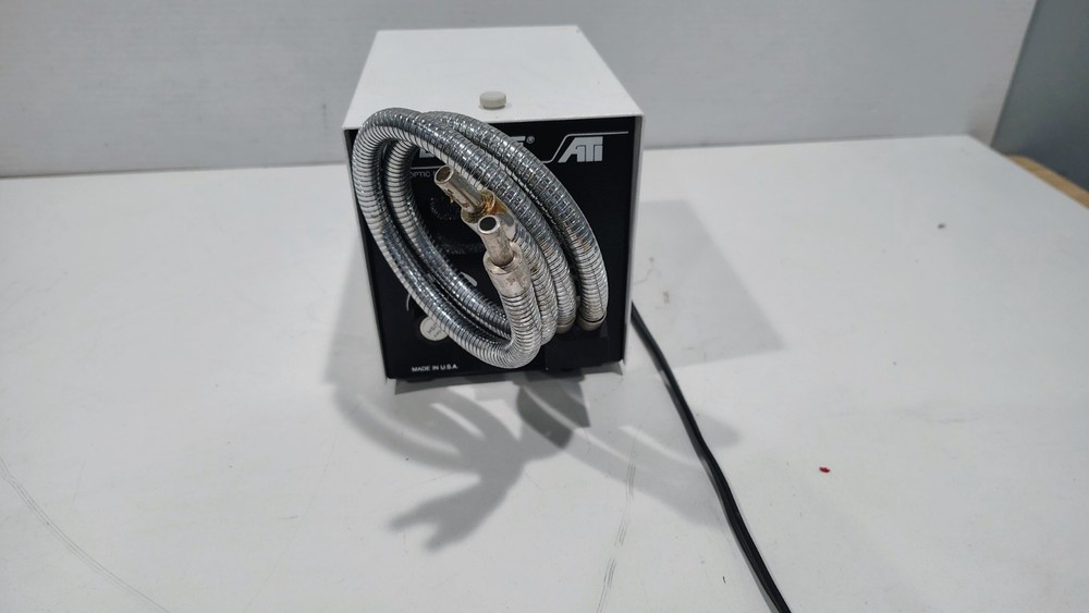 Fiber Optic Illuminator Lite Scope Cold Light Source Generates high-Intensity