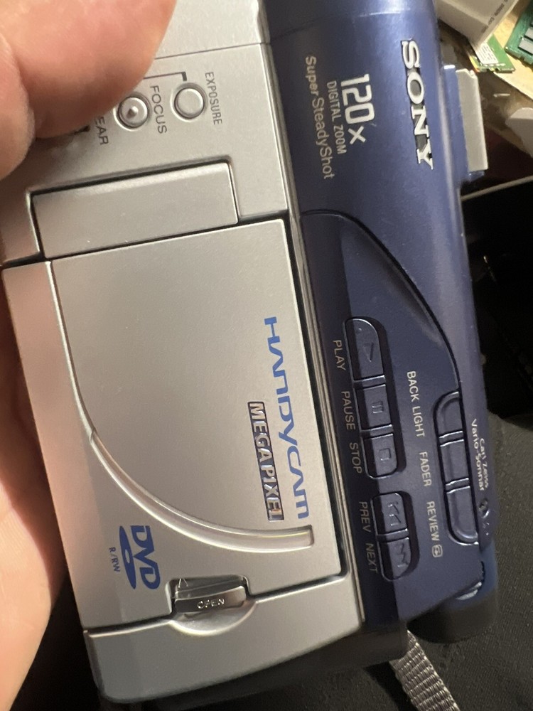 Sony Digital Camcorder Model DCR-DVD200 untested