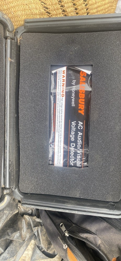 Salisbury 4644 Audio/Visual Self Testing Voltage Detector
