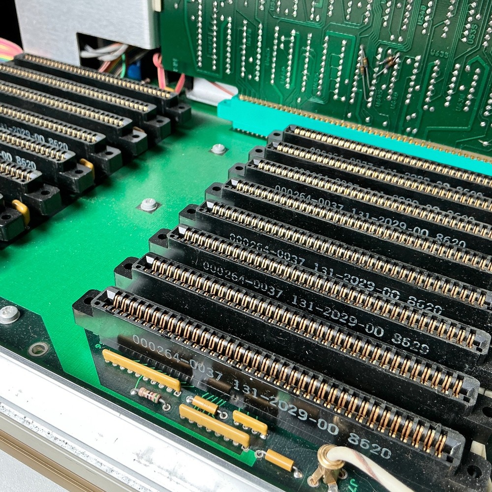 Tektronix DAS 9100 Digital Analysis System Logic Analyzer Mainframe